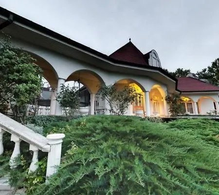 Villa Kertvarosi Csaladi Haz *
