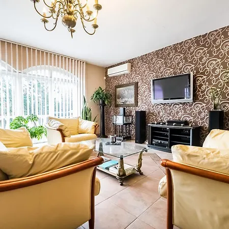 Kertvarosi Csaladi Haz Villa *