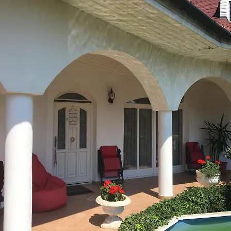 Villa Kertvarosi Csaladi Haz *