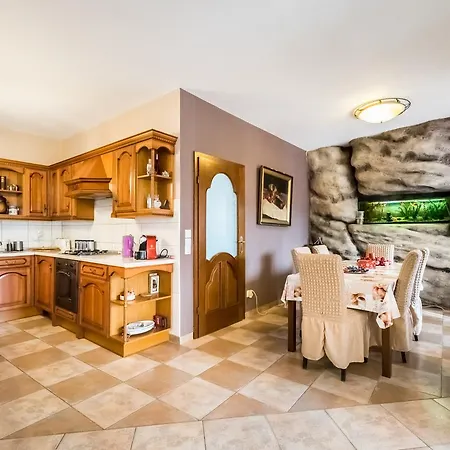 Kertvarosi Csaladi Haz Βίλα