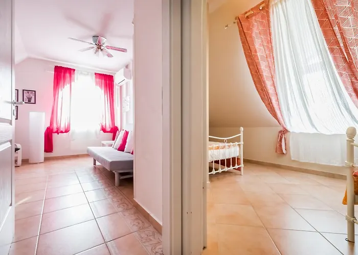 Vilă Kertvarosi Csaladi Haz *